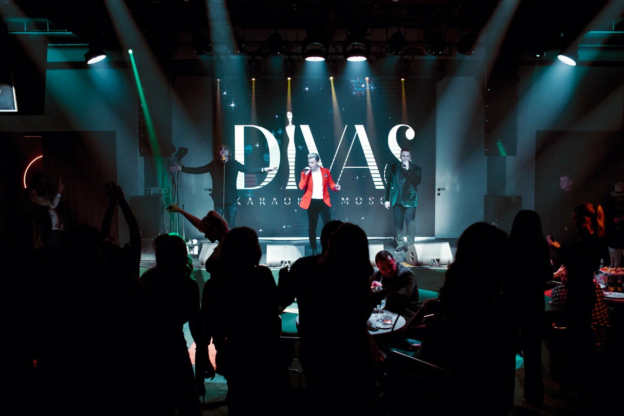 Выступление артистов на сцене DIVAS